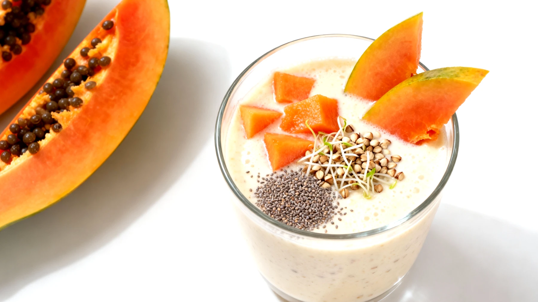 Kefir-Smoothie mit gekeimtem Buchweizen, Papaya und Flohsamenschalen"
