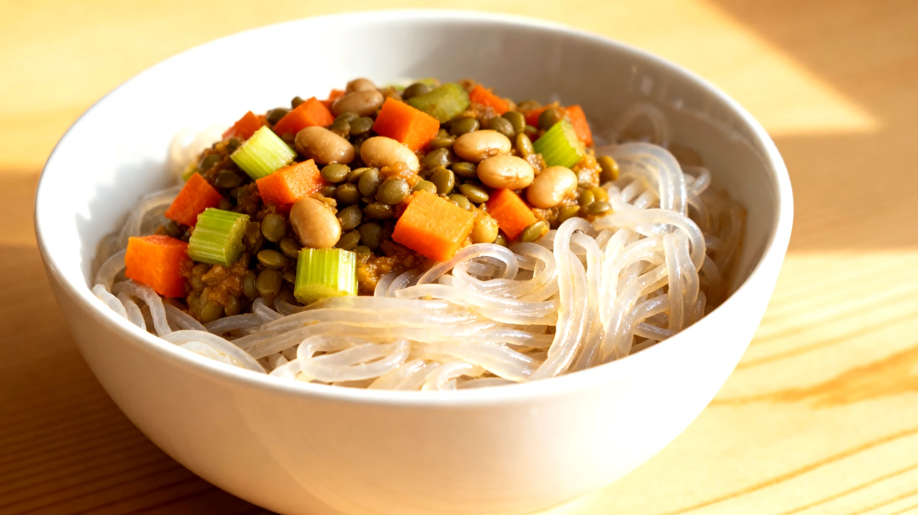 Konjac-Nudeln (Shirataki) mit Gemüse-Linsen-Ragout"