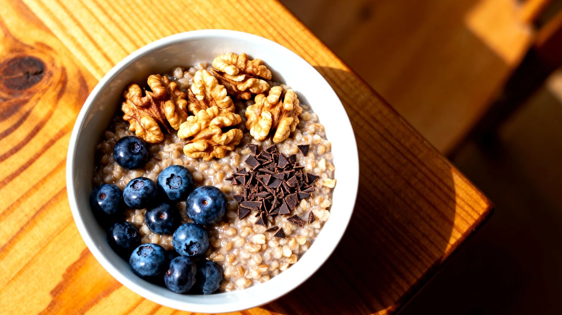 Buchweizen-Bowl mit Walnüssen, Blaubeeren und Kakao-Nibs"