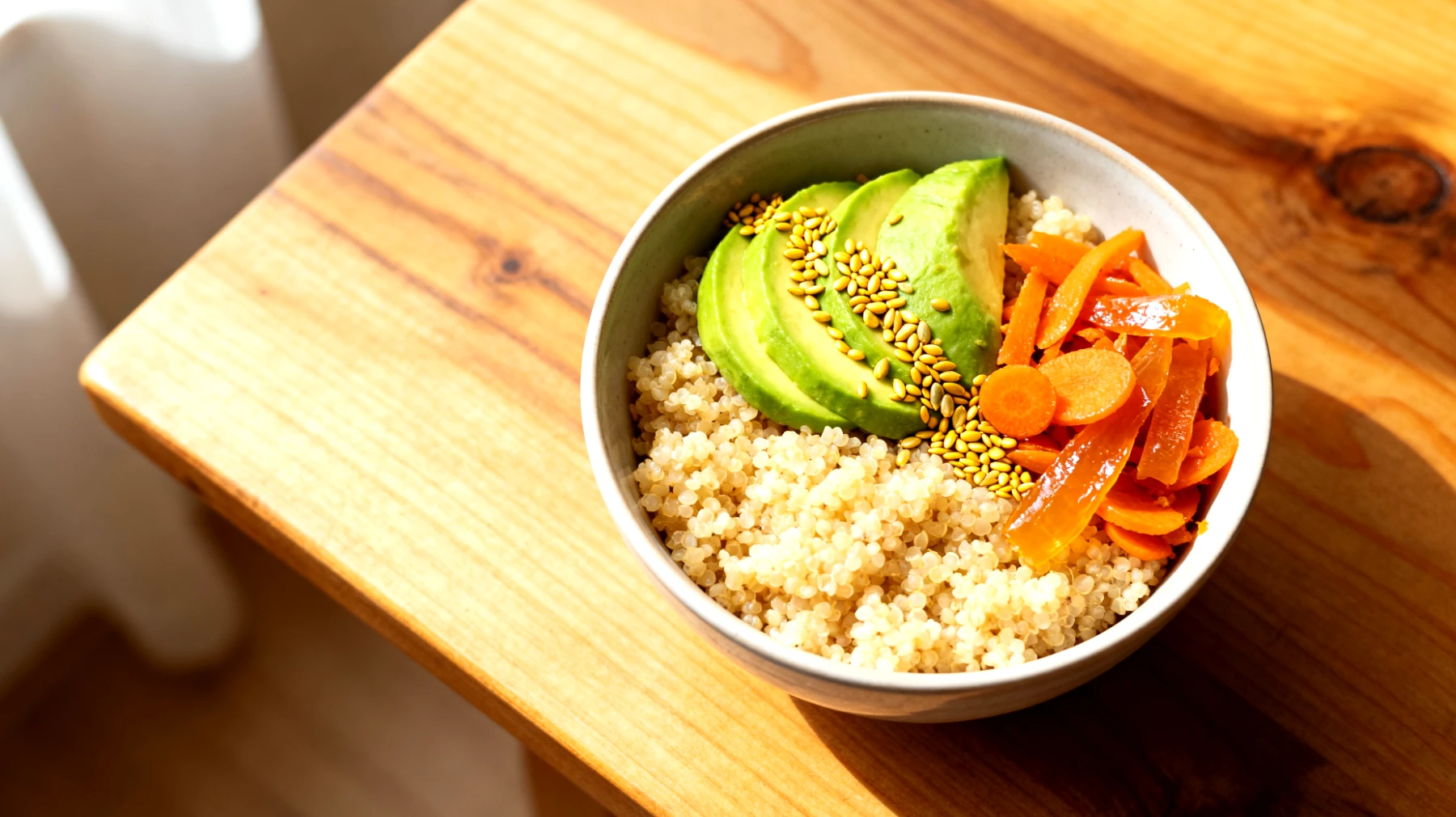 Hirse-Bowl mit Avocado, Hanfsamen und fermentierten Karotten"