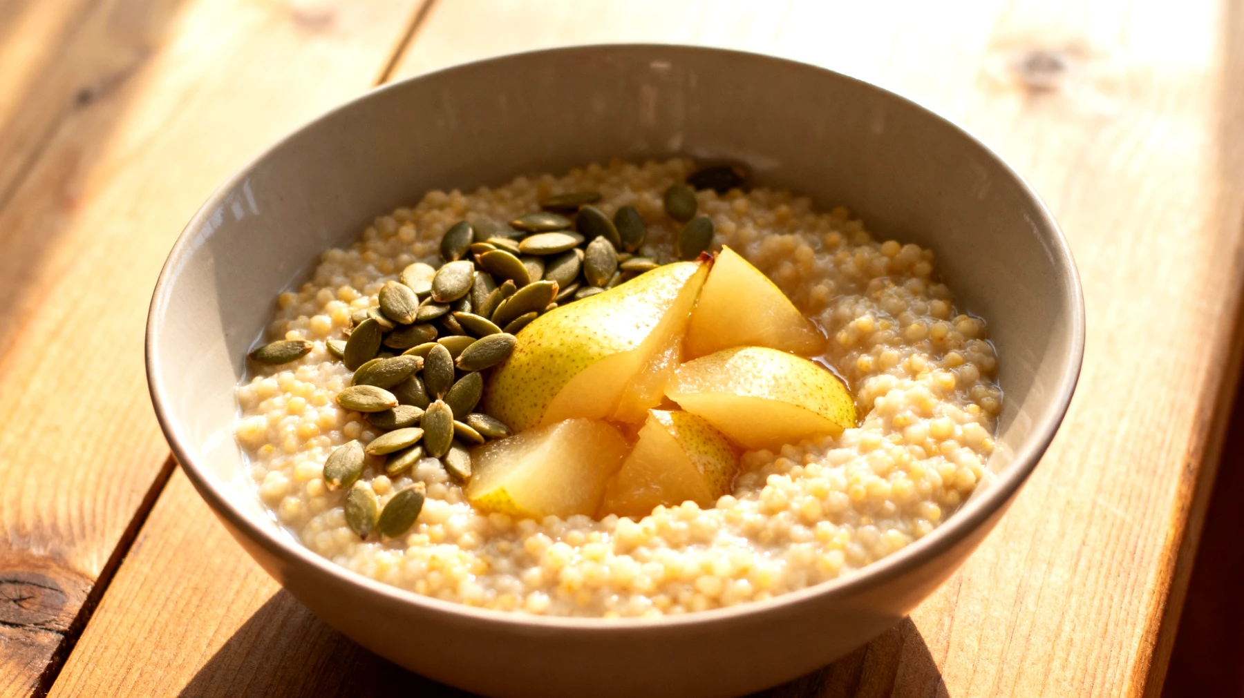Hirse-Porridge mit Kürbiskernen und gedünsteten Birnen"