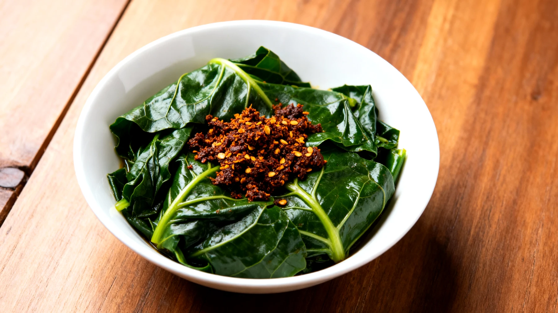 Kaschmirischer Haakh (Haak Saag) – gedünsteter Blattkohl mit fermentierten Gewürzen"