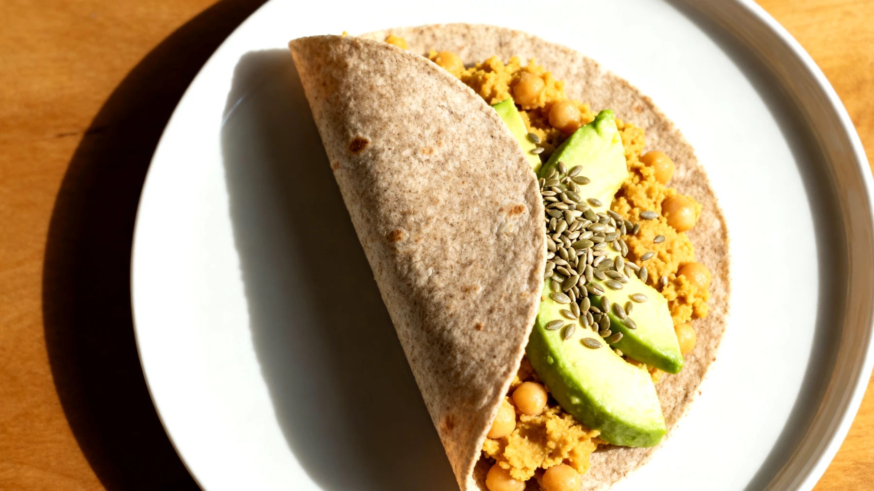 Kichererbsen-Avocado-Wrap mit Hanfsamen"