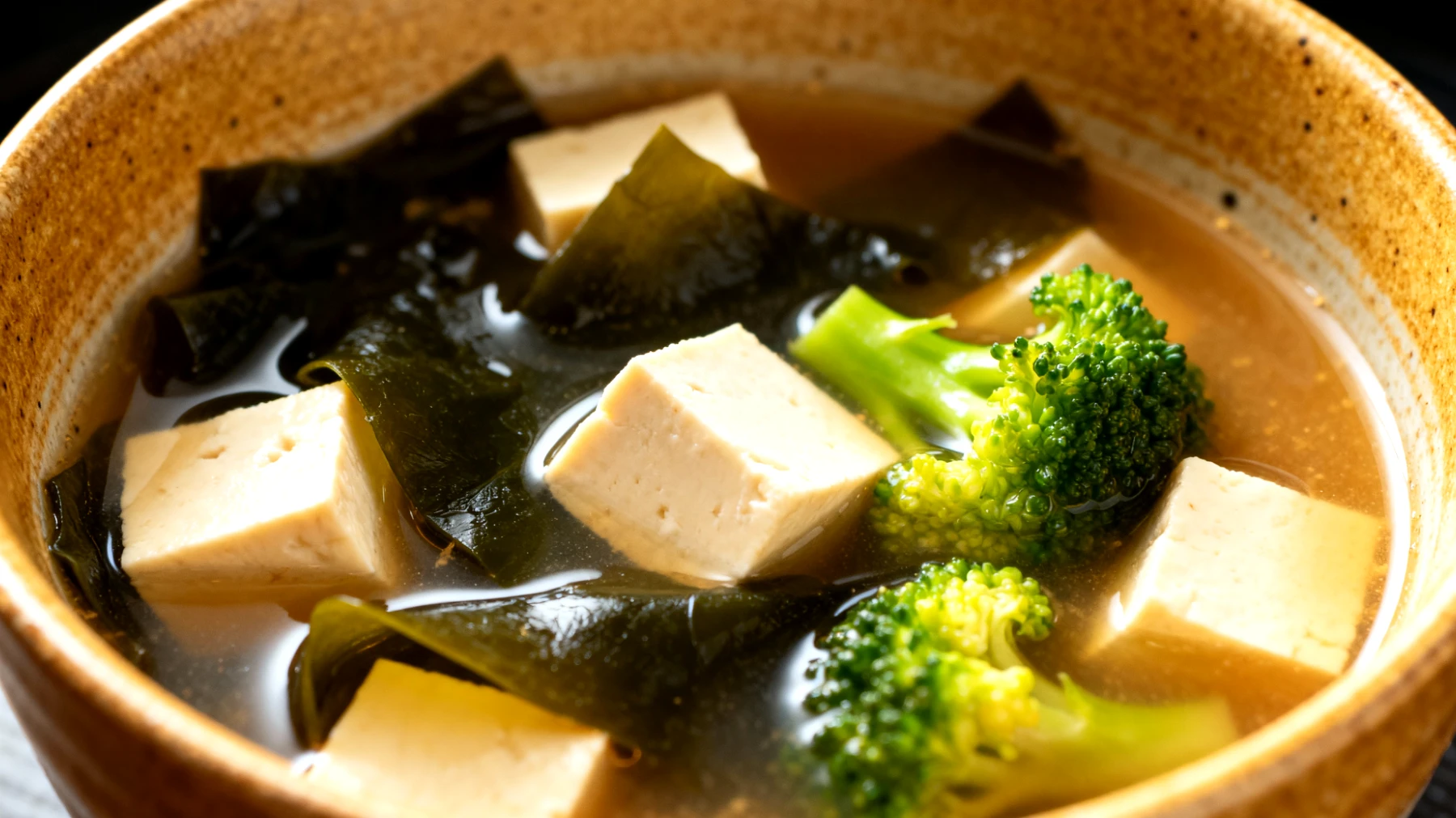 Miso-Suppe mit Wakame-Algen, Seidentofu und gedünstetem Brokkoli"
